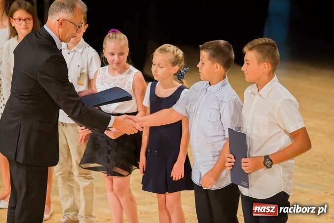 Zdjęcie w galerii na portalu naszraciborz.pl: Najlepsi uczniowie z Raciborza odebrali od prezydenta stypendia wiadomości z regionu