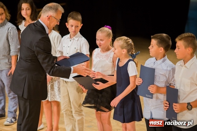 Zdjęcie w galerii na portalu naszraciborz.pl: Najlepsi uczniowie z Raciborza odebrali od prezydenta stypendia wiadomości z regionu
