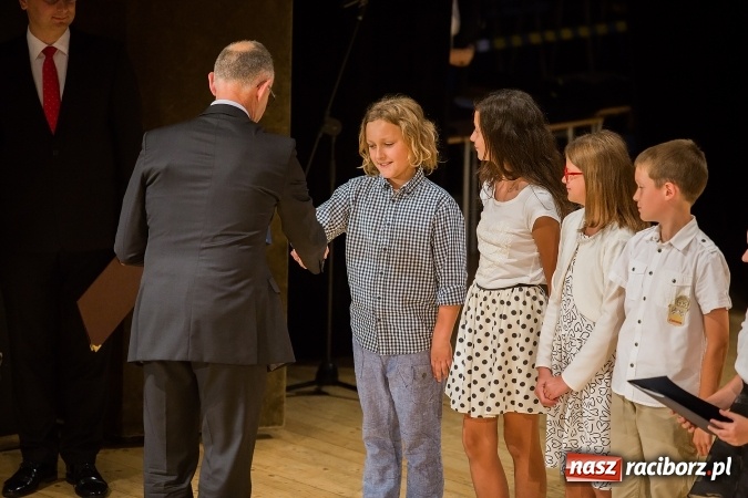 Zdjęcie w galerii na portalu naszraciborz.pl: Najlepsi uczniowie z Raciborza odebrali od prezydenta stypendia wiadomości z regionu