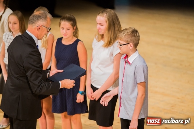 Zdjęcie w galerii na portalu naszraciborz.pl: Najlepsi uczniowie z Raciborza odebrali od prezydenta stypendia wiadomości z regionu