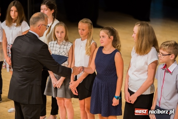 Zdjęcie w galerii na portalu naszraciborz.pl: Najlepsi uczniowie z Raciborza odebrali od prezydenta stypendia wiadomości z regionu