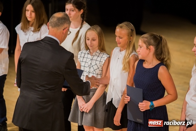 Zdjęcie w galerii na portalu naszraciborz.pl: Najlepsi uczniowie z Raciborza odebrali od prezydenta stypendia wiadomości z regionu