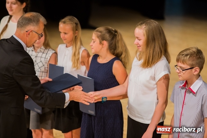 Zdjęcie w galerii na portalu naszraciborz.pl: Najlepsi uczniowie z Raciborza odebrali od prezydenta stypendia wiadomości z regionu