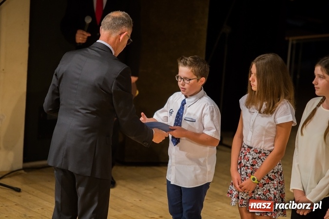 Zdjęcie w galerii na portalu naszraciborz.pl: Najlepsi uczniowie z Raciborza odebrali od prezydenta stypendia wiadomości z regionu