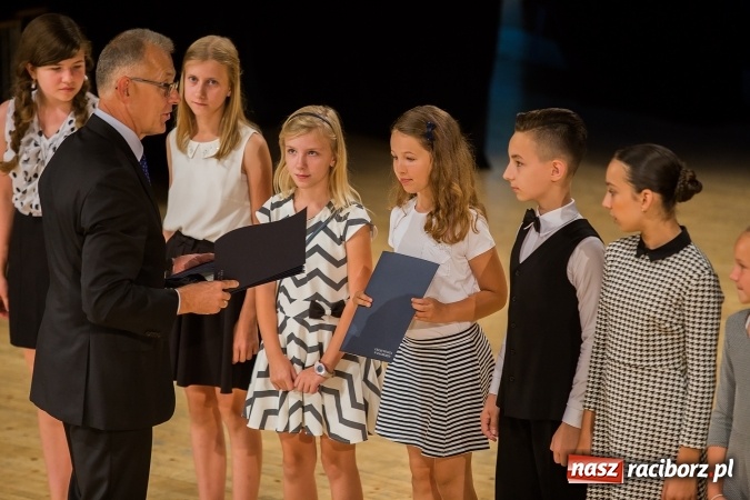 Zdjęcie w galerii na portalu naszraciborz.pl: Najlepsi uczniowie z Raciborza odebrali od prezydenta stypendia wiadomości z regionu