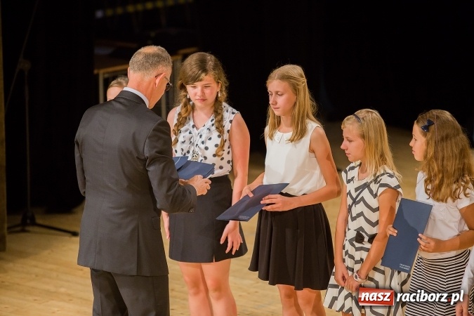 Zdjęcie w galerii na portalu naszraciborz.pl: Najlepsi uczniowie z Raciborza odebrali od prezydenta stypendia wiadomości z regionu