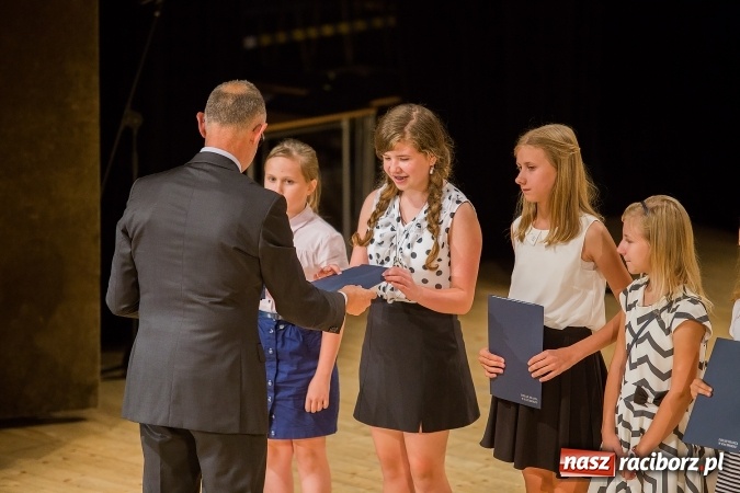 Zdjęcie w galerii na portalu naszraciborz.pl: Najlepsi uczniowie z Raciborza odebrali od prezydenta stypendia wiadomości z regionu