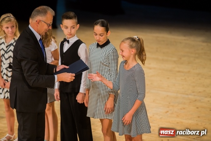 Zdjęcie w galerii na portalu naszraciborz.pl: Najlepsi uczniowie z Raciborza odebrali od prezydenta stypendia wiadomości z regionu