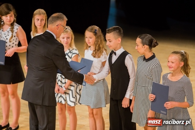 Zdjęcie w galerii na portalu naszraciborz.pl: Najlepsi uczniowie z Raciborza odebrali od prezydenta stypendia wiadomości z regionu