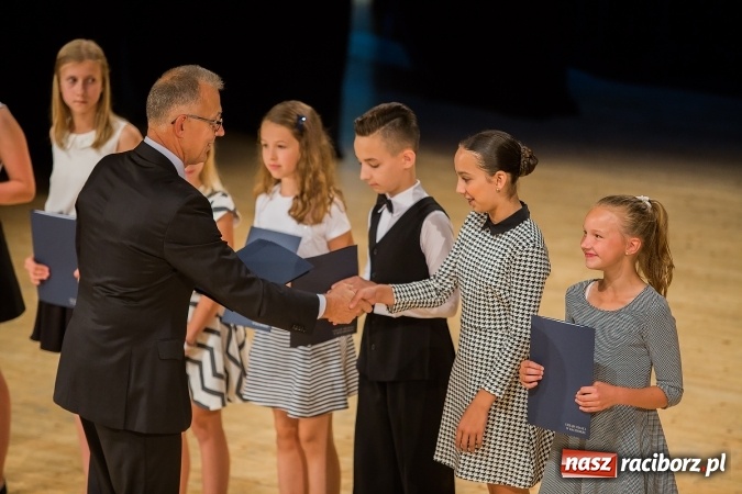 Zdjęcie w galerii na portalu naszraciborz.pl: Najlepsi uczniowie z Raciborza odebrali od prezydenta stypendia wiadomości z regionu