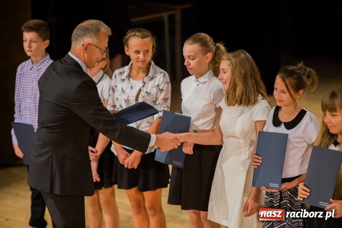 Zdjęcie w galerii na portalu naszraciborz.pl: Najlepsi uczniowie z Raciborza odebrali od prezydenta stypendia wiadomości z regionu