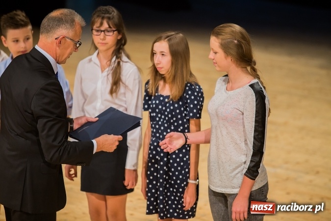 Zdjęcie w galerii na portalu naszraciborz.pl: Najlepsi uczniowie z Raciborza odebrali od prezydenta stypendia wiadomości z regionu