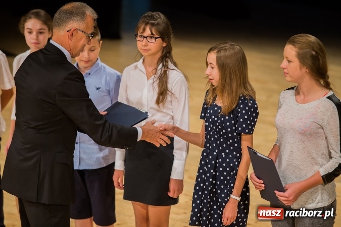 Zdjęcie w galerii na portalu naszraciborz.pl: Najlepsi uczniowie z Raciborza odebrali od prezydenta stypendia wiadomości z regionu