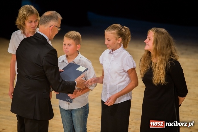 Zdjęcie w galerii na portalu naszraciborz.pl: Najlepsi uczniowie z Raciborza odebrali od prezydenta stypendia wiadomości z regionu