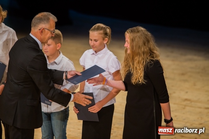 Zdjęcie w galerii na portalu naszraciborz.pl: Najlepsi uczniowie z Raciborza odebrali od prezydenta stypendia wiadomości z regionu