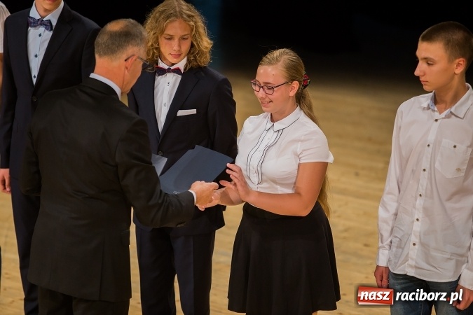 Zdjęcie w galerii na portalu naszraciborz.pl: Najlepsi uczniowie z Raciborza odebrali od prezydenta stypendia wiadomości z regionu
