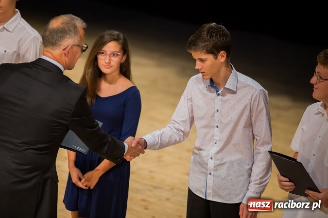 Zdjęcie w galerii na portalu naszraciborz.pl: Najlepsi uczniowie z Raciborza odebrali od prezydenta stypendia wiadomości z regionu