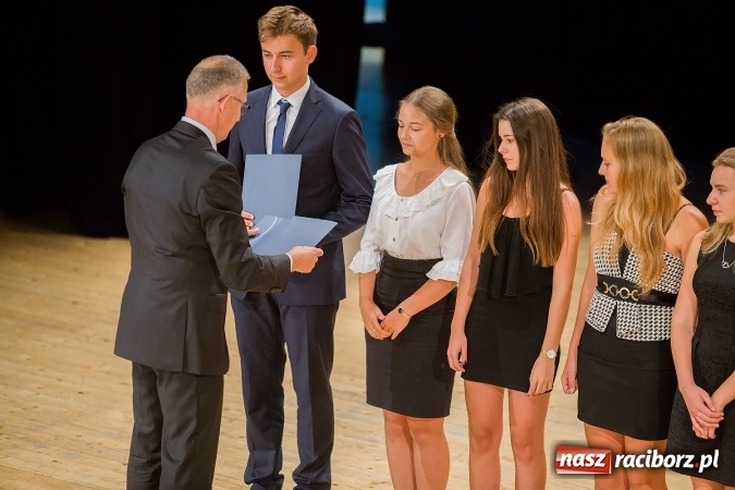Zdjęcie w galerii na portalu naszraciborz.pl: Najlepsi uczniowie z Raciborza odebrali od prezydenta stypendia wiadomości z regionu