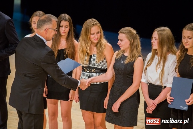 Zdjęcie w galerii na portalu naszraciborz.pl: Najlepsi uczniowie z Raciborza odebrali od prezydenta stypendia wiadomości z regionu