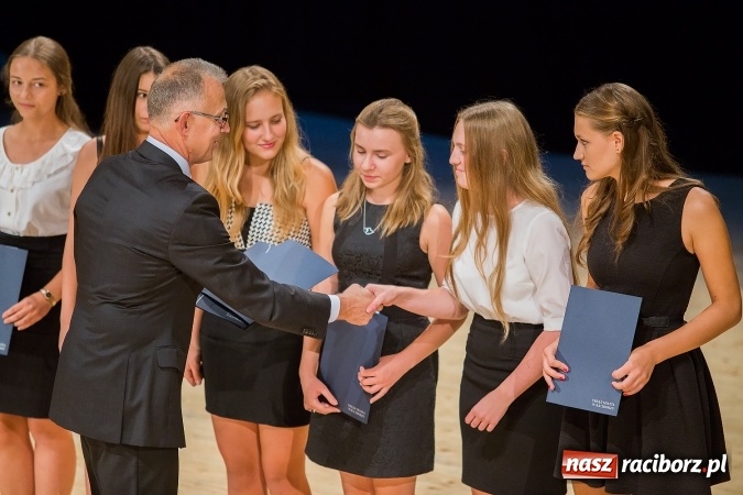 Zdjęcie w galerii na portalu naszraciborz.pl: Najlepsi uczniowie z Raciborza odebrali od prezydenta stypendia wiadomości z regionu