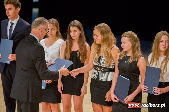 Zdjęcie w galerii na portalu naszraciborz.pl: Najlepsi uczniowie z Raciborza odebrali od prezydenta stypendia wiadomości z regionu