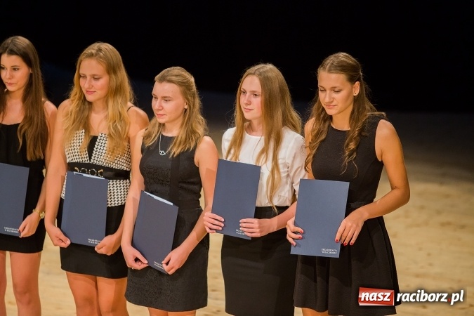 Zdjęcie w galerii na portalu naszraciborz.pl: Najlepsi uczniowie z Raciborza odebrali od prezydenta stypendia wiadomości z regionu