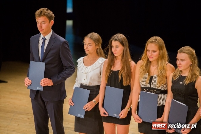 Zdjęcie w galerii na portalu naszraciborz.pl: Najlepsi uczniowie z Raciborza odebrali od prezydenta stypendia wiadomości z regionu