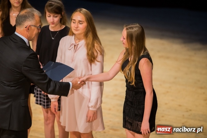 Zdjęcie w galerii na portalu naszraciborz.pl: Najlepsi uczniowie z Raciborza odebrali od prezydenta stypendia wiadomości z regionu