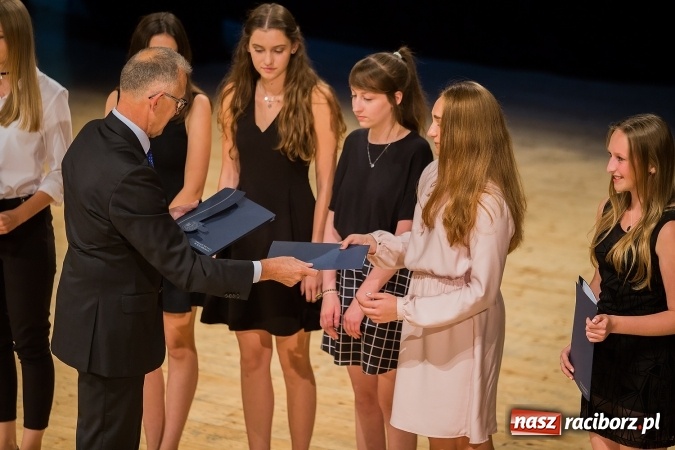 Zdjęcie w galerii na portalu naszraciborz.pl: Najlepsi uczniowie z Raciborza odebrali od prezydenta stypendia wiadomości z regionu