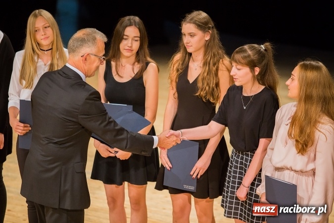 Zdjęcie w galerii na portalu naszraciborz.pl: Najlepsi uczniowie z Raciborza odebrali od prezydenta stypendia wiadomości z regionu