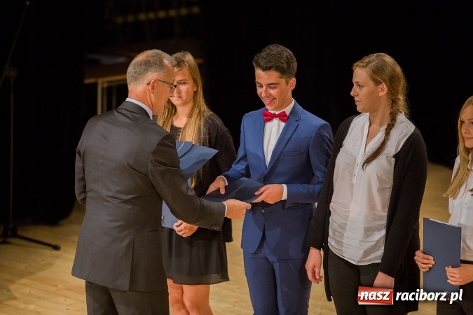 Zdjęcie w galerii na portalu naszraciborz.pl: Najlepsi uczniowie z Raciborza odebrali od prezydenta stypendia wiadomości z regionu