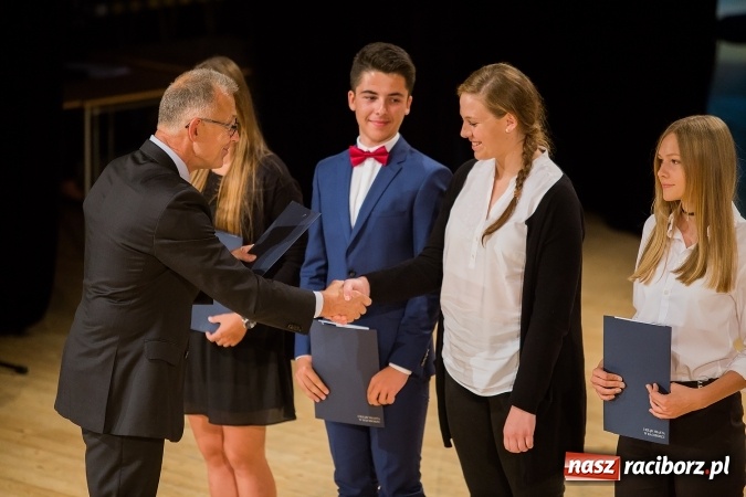 Zdjęcie w galerii na portalu naszraciborz.pl: Najlepsi uczniowie z Raciborza odebrali od prezydenta stypendia wiadomości z regionu