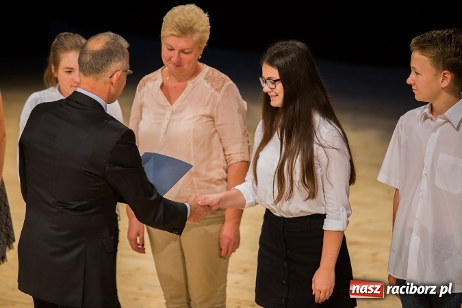 Zdjęcie w galerii na portalu naszraciborz.pl: Najlepsi uczniowie z Raciborza odebrali od prezydenta stypendia wiadomości z regionu