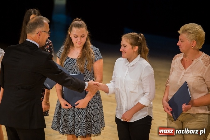 Zdjęcie w galerii na portalu naszraciborz.pl: Najlepsi uczniowie z Raciborza odebrali od prezydenta stypendia wiadomości z regionu