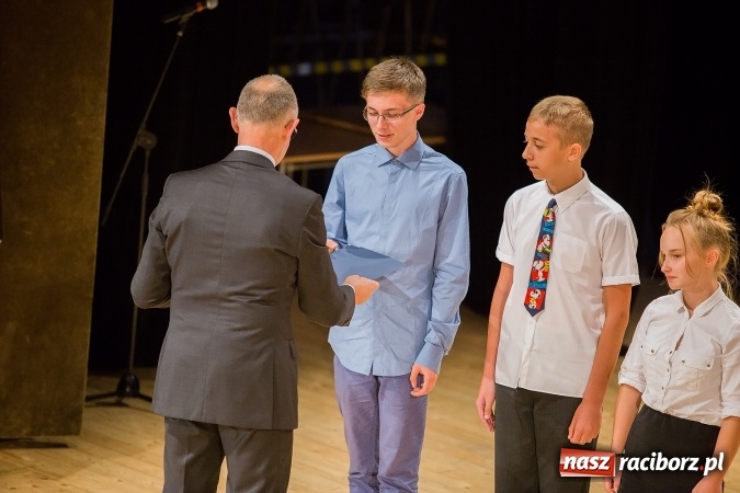 Zdjęcie w galerii na portalu naszraciborz.pl: Najlepsi uczniowie z Raciborza odebrali od prezydenta stypendia wiadomości z regionu