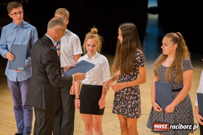 Zdjęcie w galerii na portalu naszraciborz.pl: Najlepsi uczniowie z Raciborza odebrali od prezydenta stypendia wiadomości z regionu