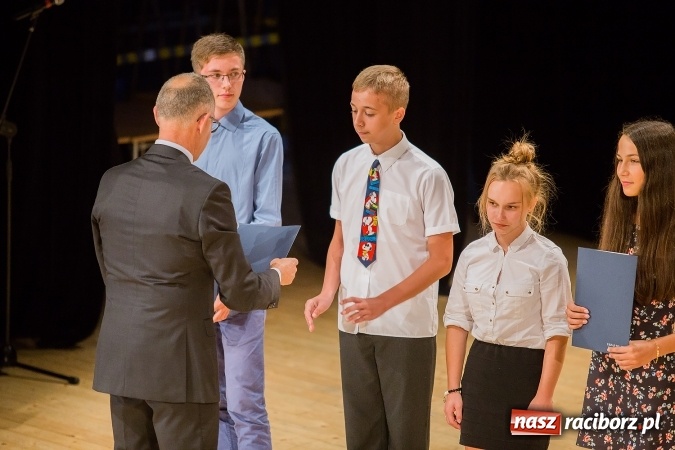 Zdjęcie w galerii na portalu naszraciborz.pl: Najlepsi uczniowie z Raciborza odebrali od prezydenta stypendia wiadomości z regionu