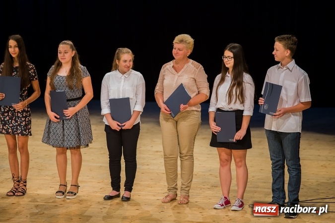 Zdjęcie w galerii na portalu naszraciborz.pl: Najlepsi uczniowie z Raciborza odebrali od prezydenta stypendia wiadomości z regionu