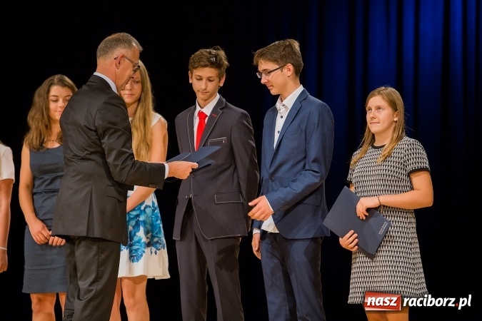 Zdjęcie w galerii na portalu naszraciborz.pl: Najlepsi uczniowie z Raciborza odebrali od prezydenta stypendia wiadomości z regionu