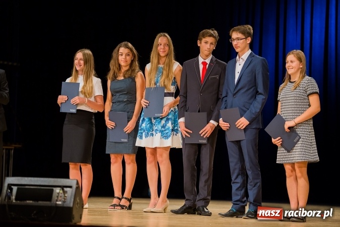 Zdjęcie w galerii na portalu naszraciborz.pl: Najlepsi uczniowie z Raciborza odebrali od prezydenta stypendia wiadomości z regionu
