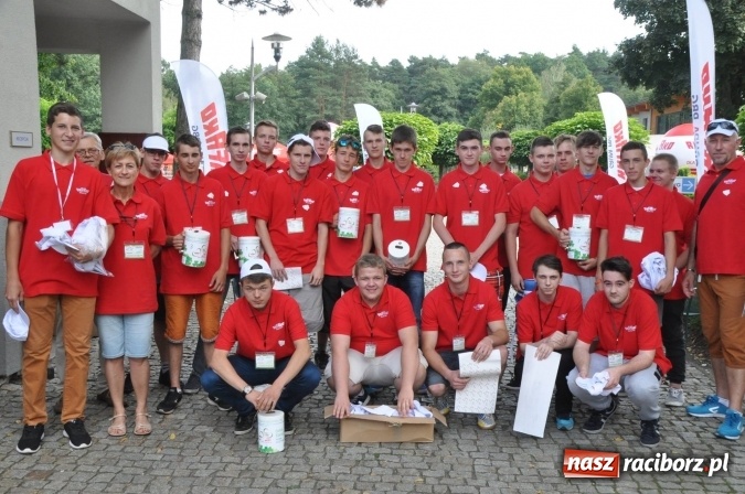 Zdjęcie w galerii na portalu naszraciborz.pl: 10 tysięcy złotych dla Spektrum od pracowników RAFAKO wiadomości z regionu