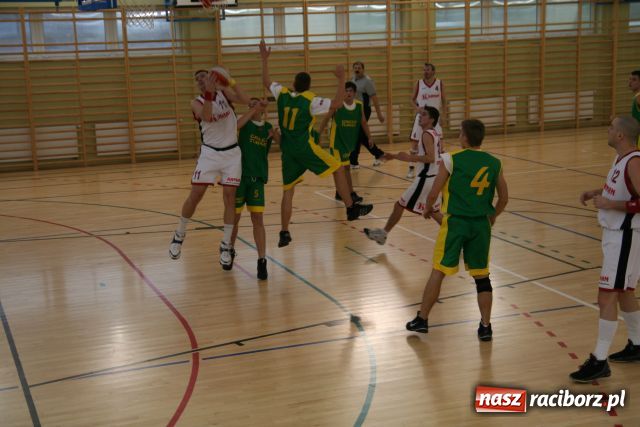 Zdjęcie w galerii na portalu naszraciborz.pl: VIII kolejka koszykarzy za nami wiadomości z regionu