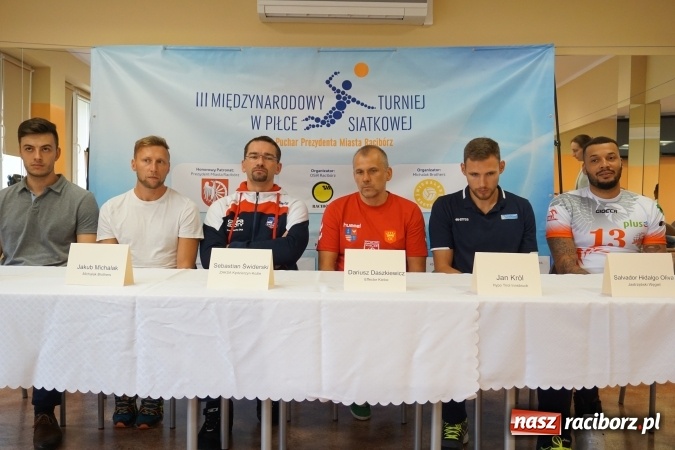 Zdjęcie w galerii na portalu naszraciborz.pl: Poprzeczka do góry, czyli siatkarskie gwiazdy na 800-lecie Raciborza wiadomości z regionu