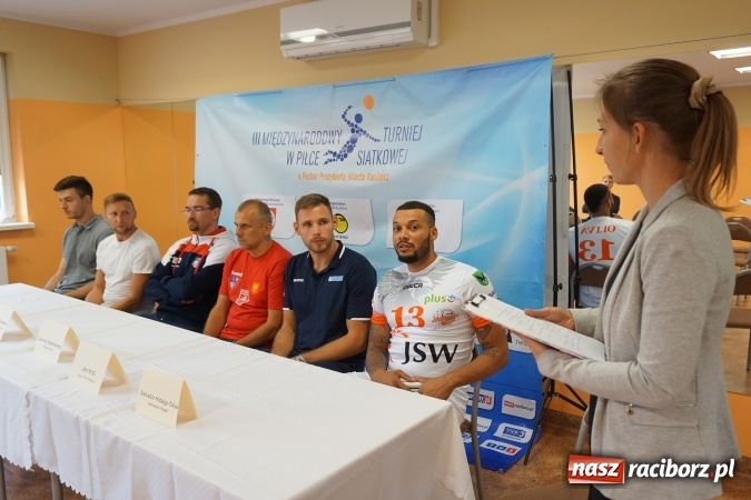 Zdjęcie w galerii na portalu naszraciborz.pl: Poprzeczka do góry, czyli siatkarskie gwiazdy na 800-lecie Raciborza wiadomości z regionu