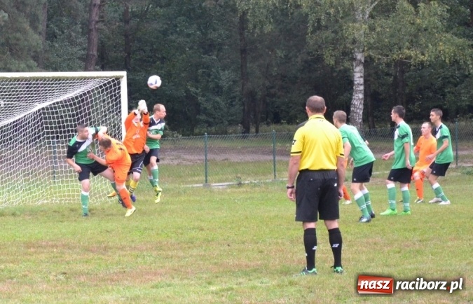 Zdjęcie w galerii na portalu naszraciborz.pl: Adamowice kontra Jankowice. Komplet punktów gospodarzy wiadomości z regionu