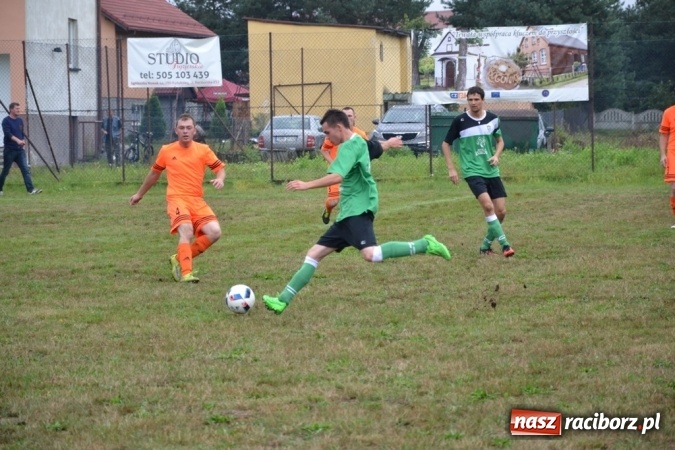 Zdjęcie w galerii na portalu naszraciborz.pl: Adamowice kontra Jankowice. Komplet punktów gospodarzy wiadomości z regionu