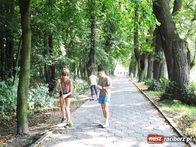 Zdjęcie w galerii na portalu naszraciborz.pl: Gimnazjalna ekipa sprzątająca z Tworkowa wysprzątała wieś wiadomości z regionu