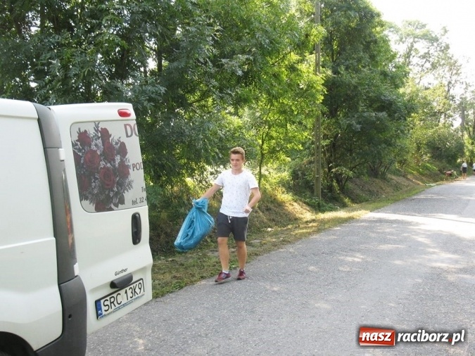 Zdjęcie w galerii na portalu naszraciborz.pl: Gimnazjalna ekipa sprzątająca z Tworkowa wysprzątała wieś wiadomości z regionu