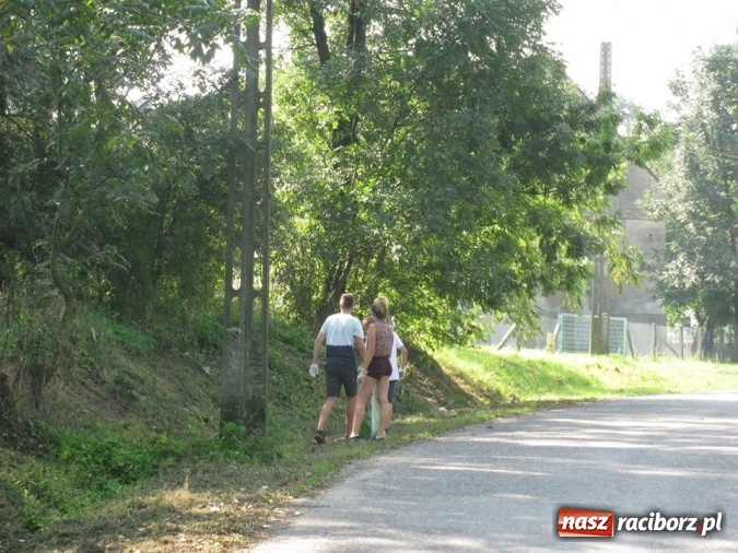 Zdjęcie w galerii na portalu naszraciborz.pl: Gimnazjalna ekipa sprzątająca z Tworkowa wysprzątała wieś wiadomości z regionu