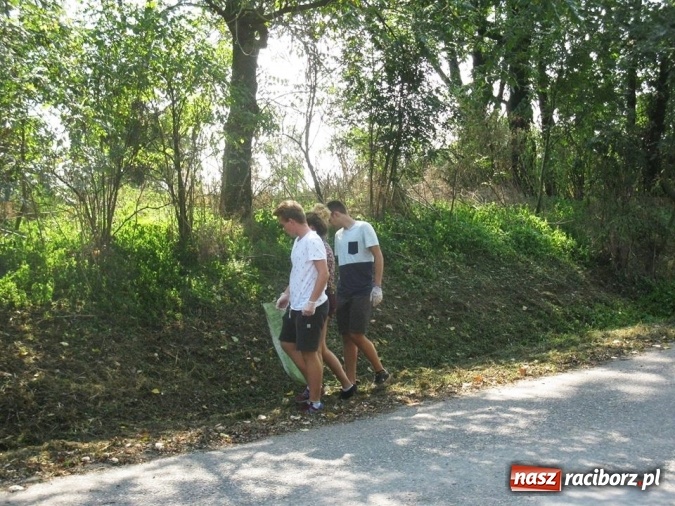 Zdjęcie w galerii na portalu naszraciborz.pl: Gimnazjalna ekipa sprzątająca z Tworkowa wysprzątała wieś wiadomości z regionu